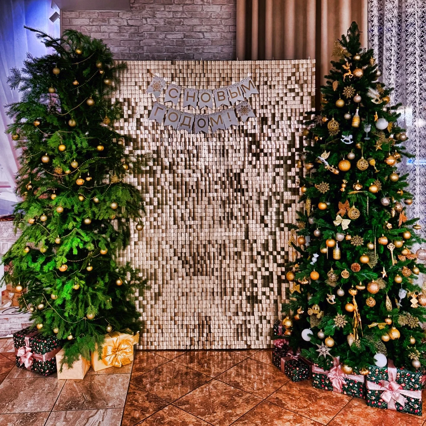 Новогоднее оформление LM Decor с ёлками, золотым фоном и подарками